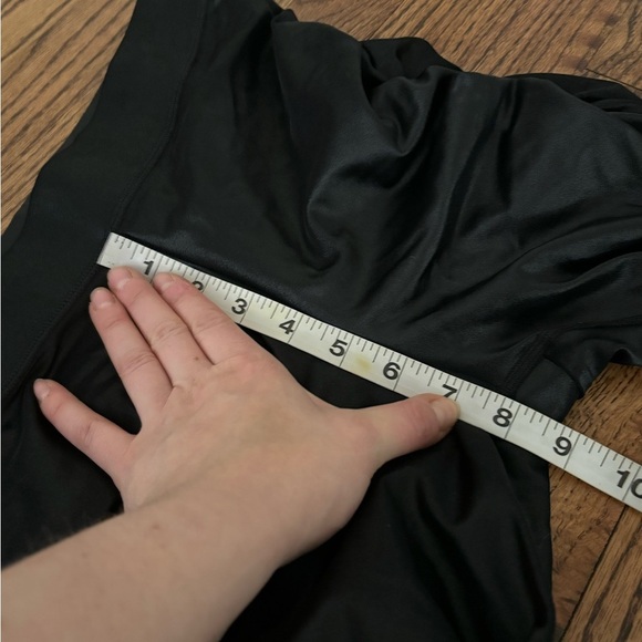 ALO Yoga | Rare Faux Leather Ruched Shimmer Leggings Black Sz M - Picture 7 of 8